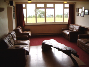 A room with two sofas and a table.