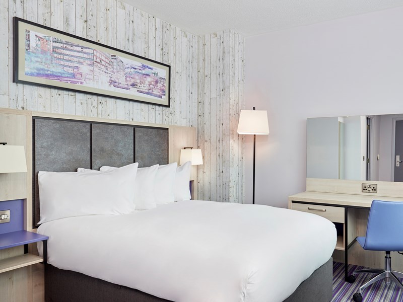 Bedroom featuring one double bed with modern furnishings.