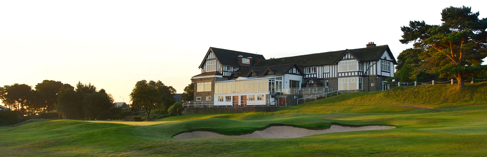 The club house at the Hallamshire Golf Club .