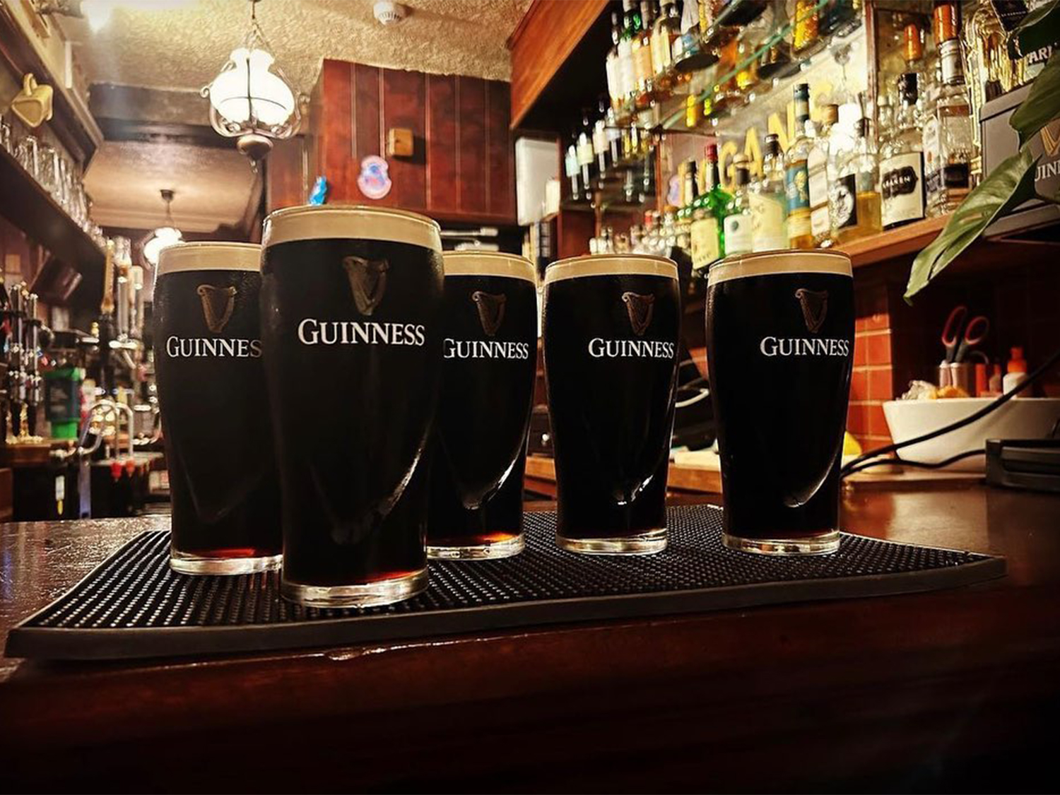 The bar at Fagan's with 5 pints of Gunniess.