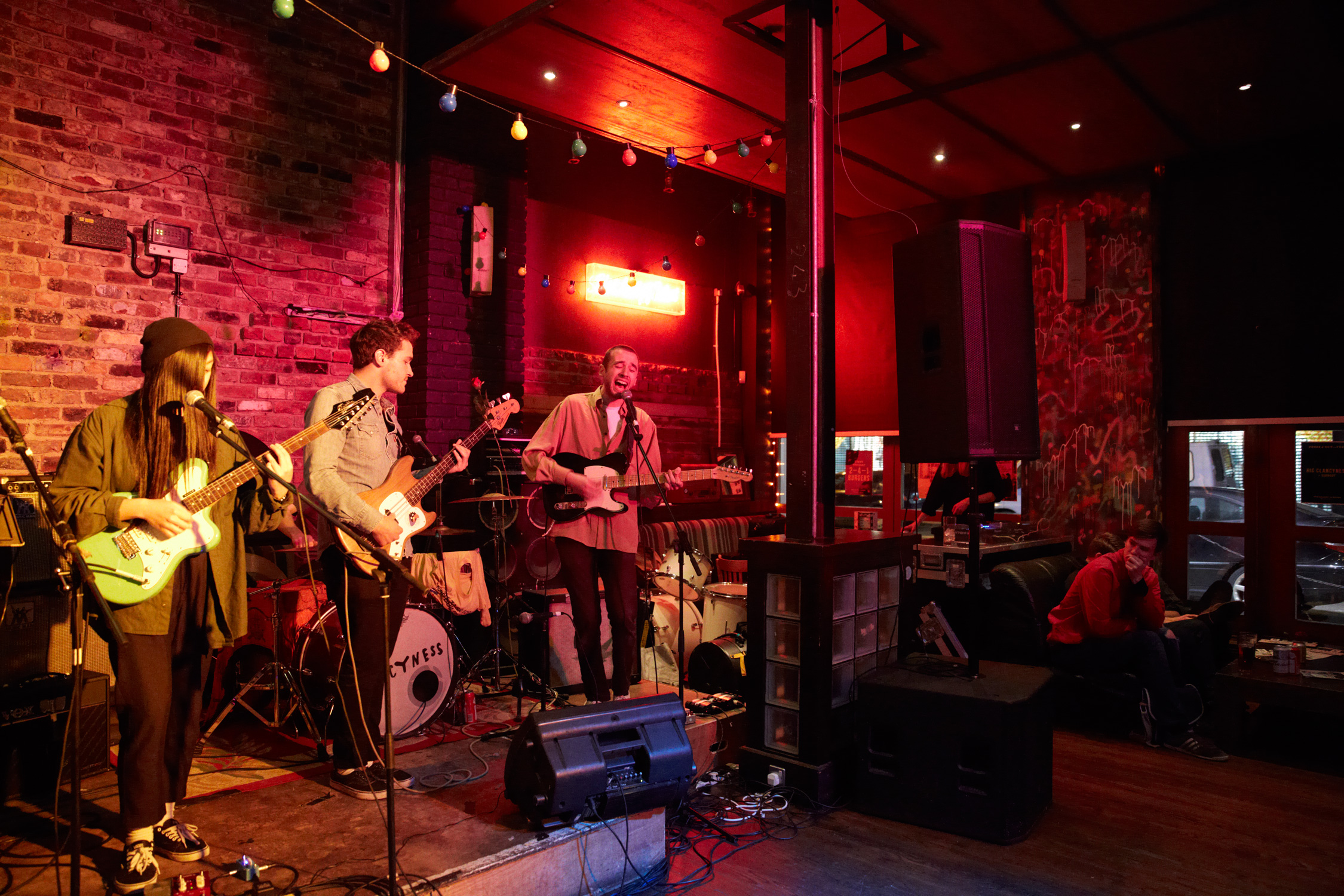 A band playing live at Bungalows & Bears.