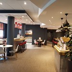 Ibis Sheffield City – restaurant area with tables and seating for guests.