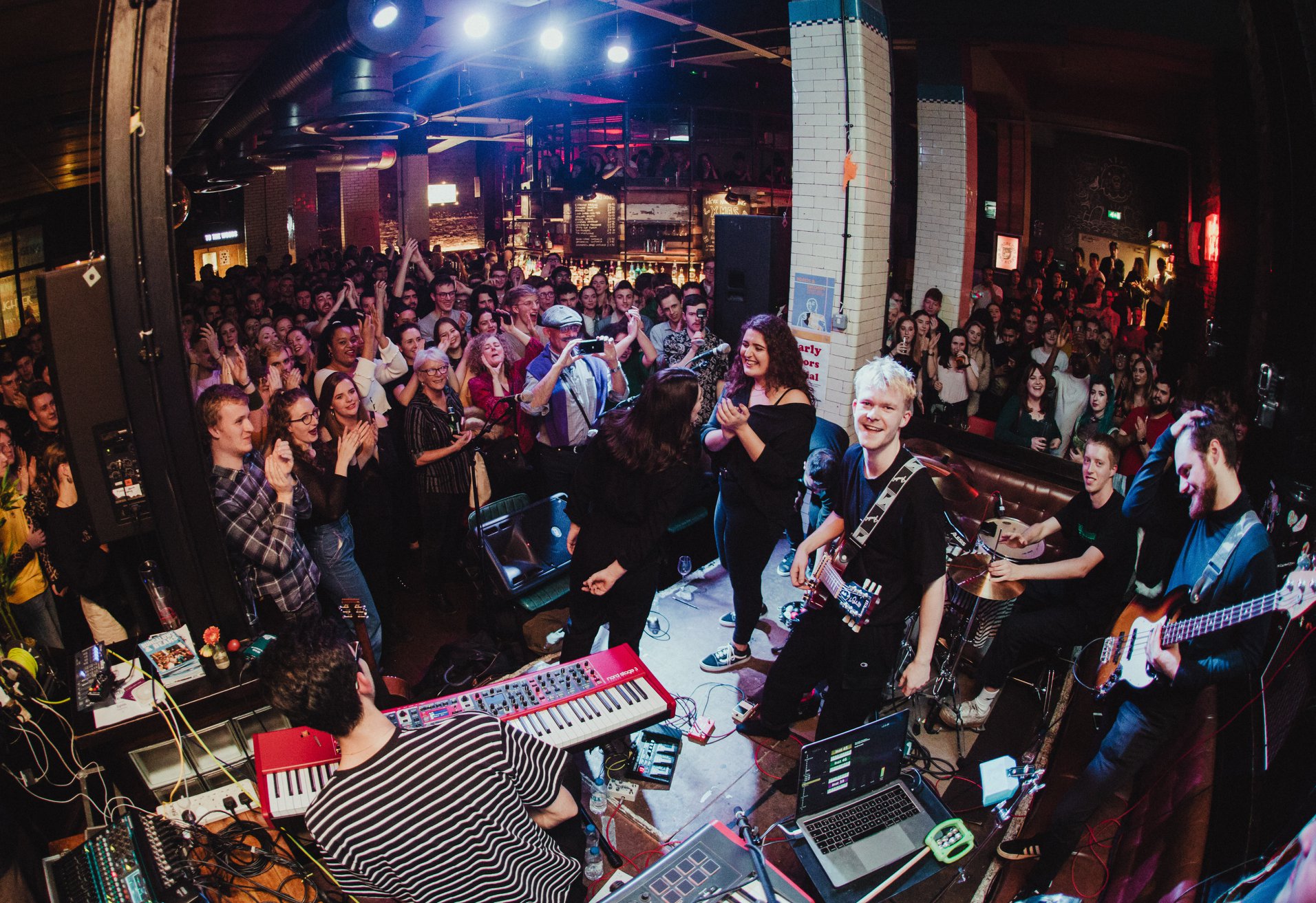 A band playing live at Bungalows & Bears.