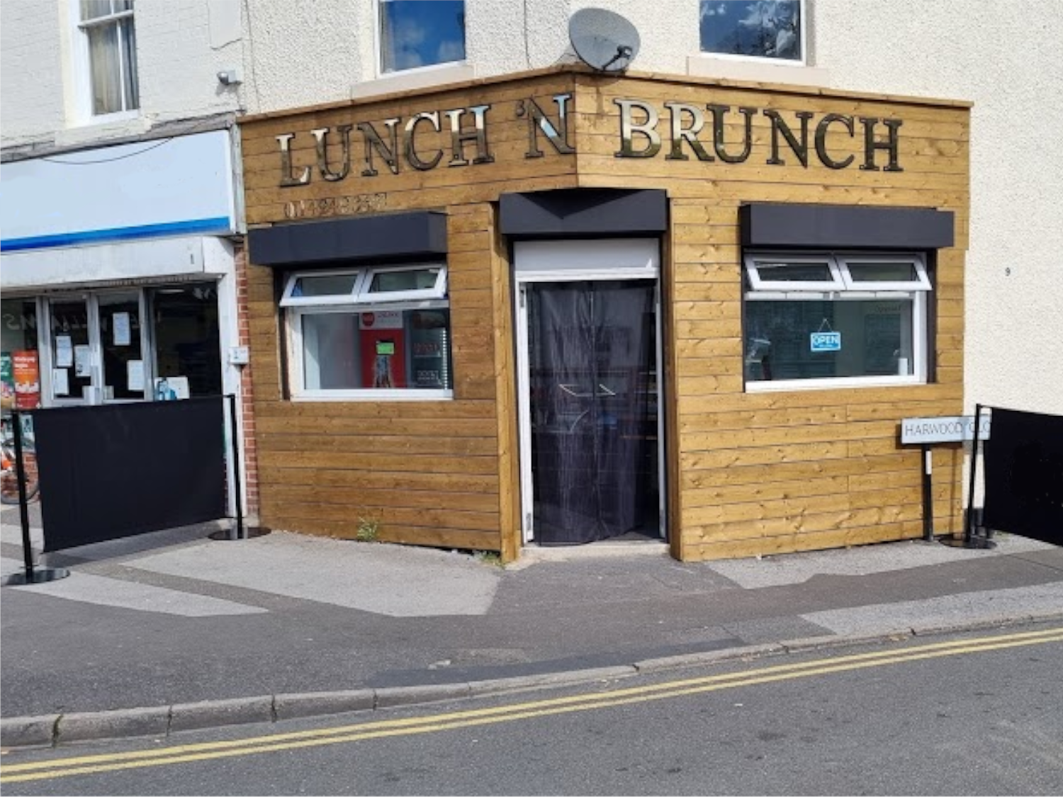 The exterior of Lunch 'N Brunch.